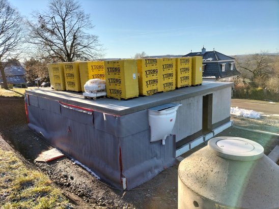 Lieferung der Mauersteine für das Erdgeschoss