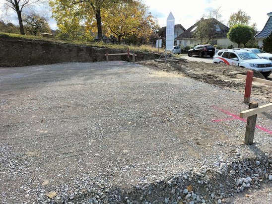 Gründung des Kellergeschosses: vorne frei und hinten eingebaut