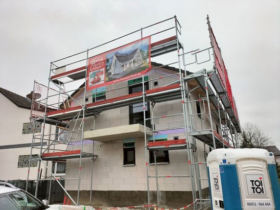 Fenster und Haustür sind eingebaut